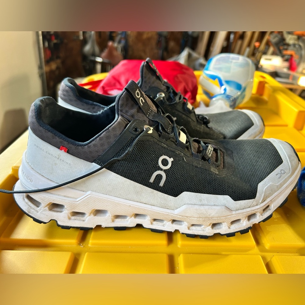 On running women’s cloudultra black/white size 11 GUC